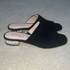 Allegra James 8.5 mules with Pearl detail!